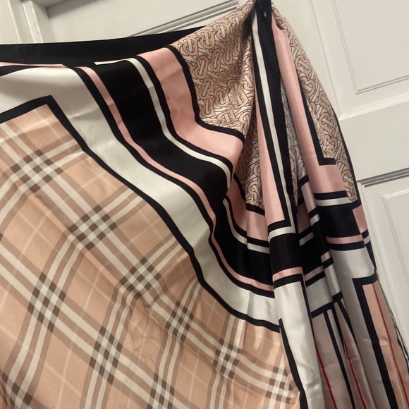 Burberry wide long scarf limited edition - Picture 7 of 8